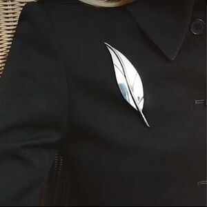 Elegant Leaf Brooch Pin Silver